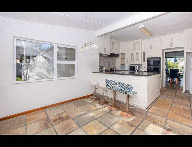 4 BEDROOM HOUSE FOR SALE IN BEACON BAY